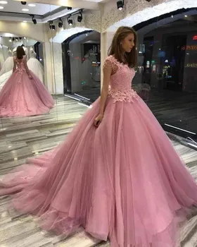 Dusty Pink Quinceanera Kjoler Perlebesat Lace Applique Sweep Tog Tyl V Neck cap ærmet Sweet 16 Prom Prinsesse Bold Kjoler